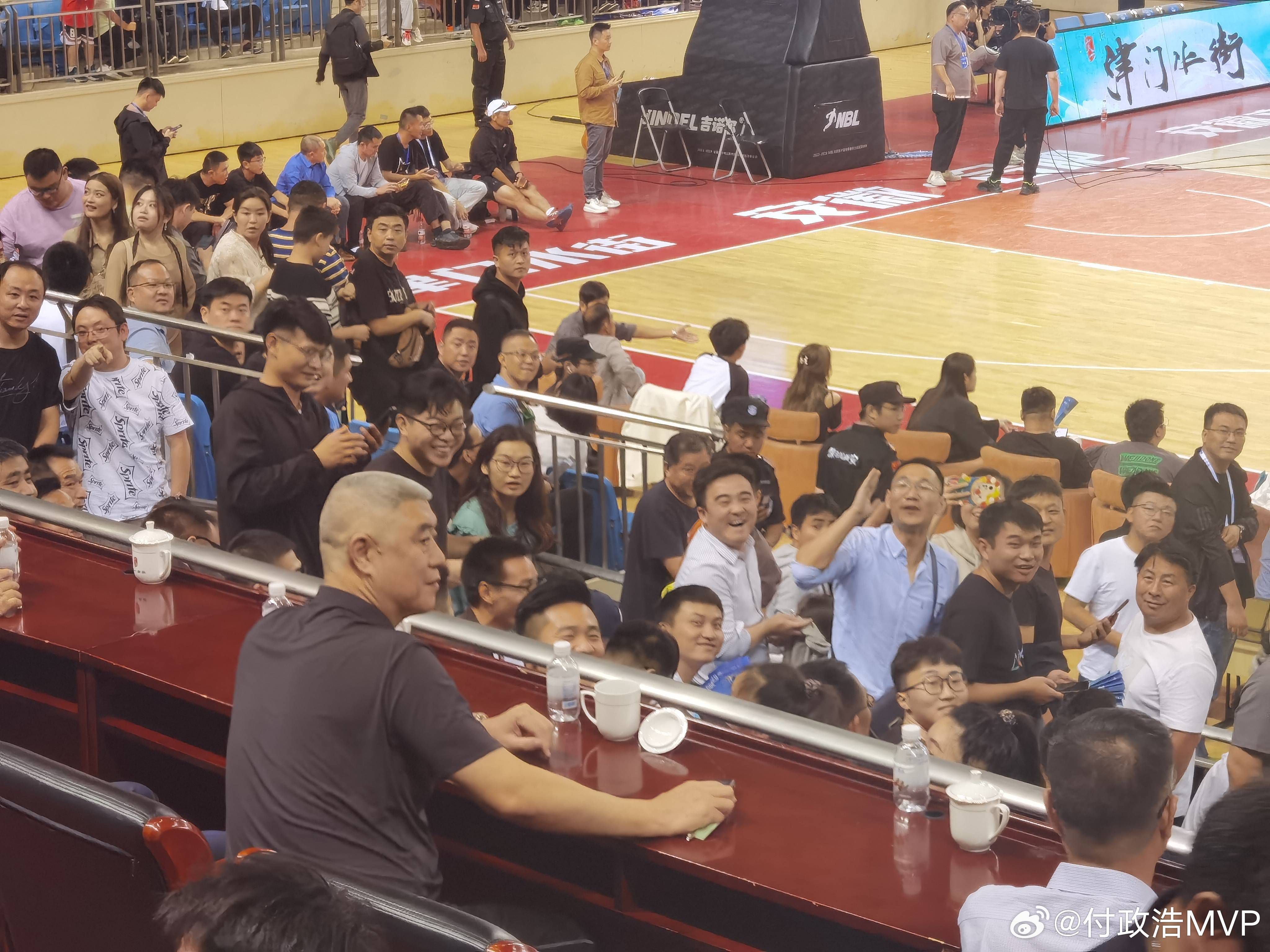 下半场伤停补时5分钟，全场比赛结束，最终皇马3-0加的斯。